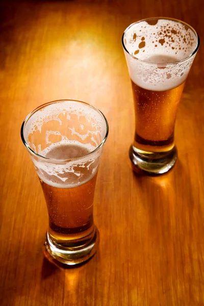 Två öl glas, selektiv inriktning Stockbild