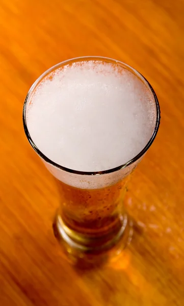 木製の背景上のビールのグラス ストック写真