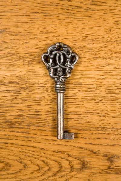 Vintage nyckel över trä bakgrund Royaltyfria Stockfoton