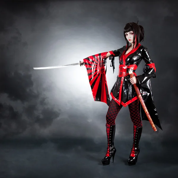 Teljes hossza lövés harcos lány visel fétis kimonó Jogdíjmentes Stock Képek