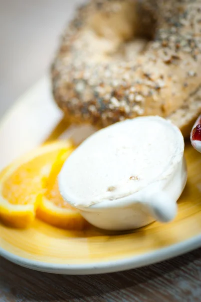 Plain Bagels with Cream Cheese for Breakfast — Stock Photo, Image