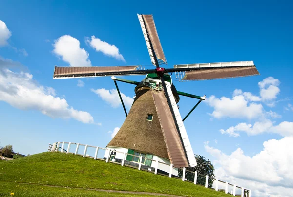 Tradiční holandský větrný mlýn — Stock fotografie