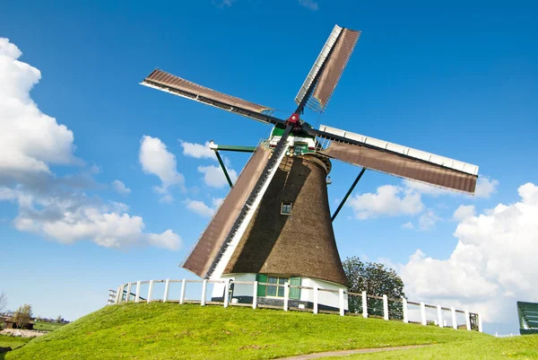 Tradiční holandský větrný mlýn — Stock fotografie