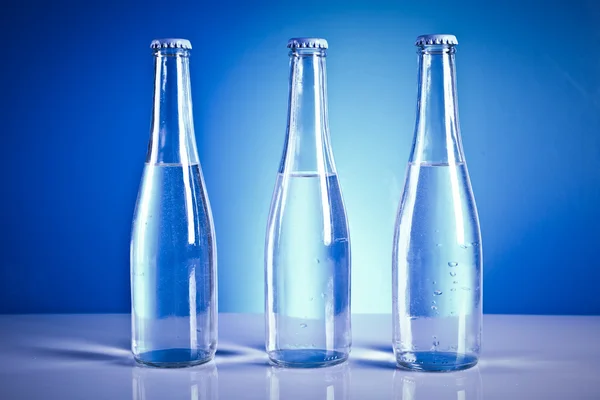 Transparent soda flaskor med lock och vattendroppar — Stockfoto