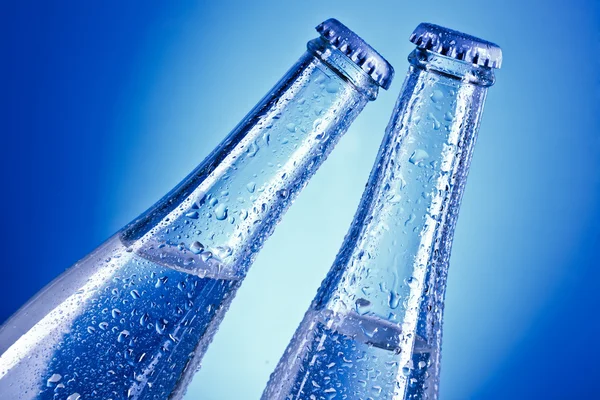 Botellas de soda con tapones y gotas de agua —  Fotos de Stock