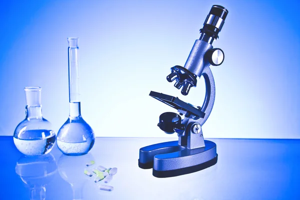 Microscope et verrerie de laboratoire — Photo