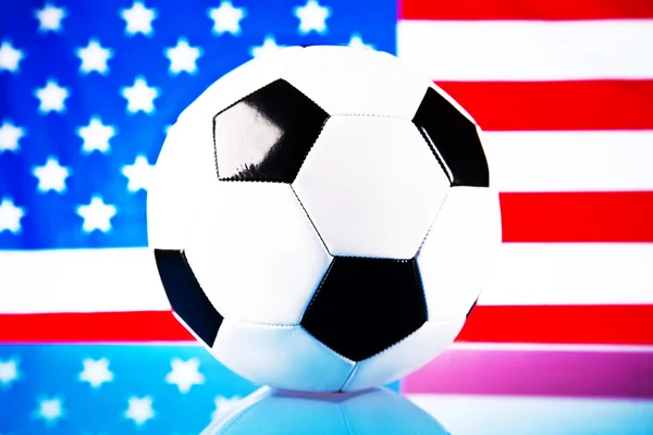 Amerykańska piłka nożna i flaga — Zdjęcie stockowe