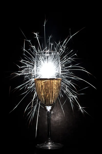 Copo de champanhe e fogos de artifício — Fotografia de Stock