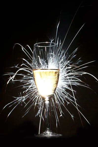 Champagnerglas und Feuerwerk — Stockfoto