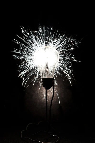 Žárovka a ohňostroj — Stock fotografie