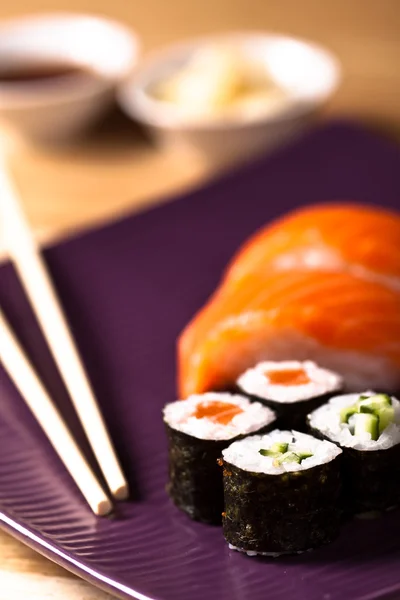 Pyszne sushi rolki z pałeczkami — Zdjęcie stockowe