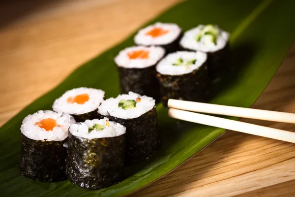 Pyszne sushi rolki z pałeczkami — Zdjęcie stockowe
