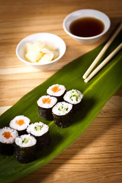 Sushi und Brötchen — Stockfoto