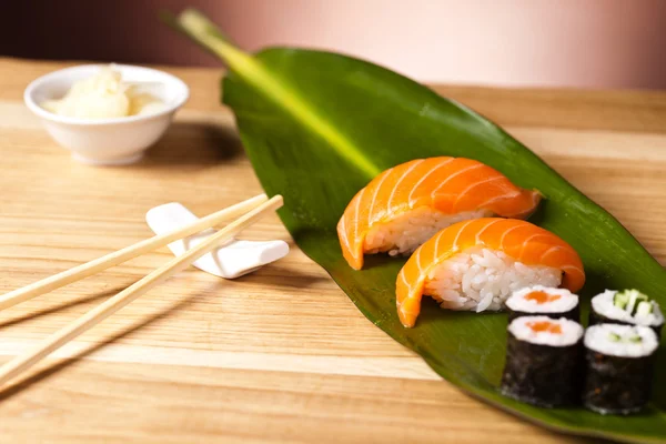 Sushi und Brötchen — Stockfoto