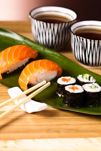 Суши и рулоны — стоковое фото