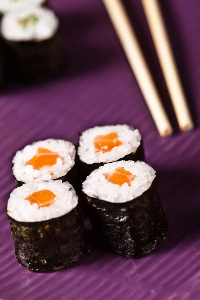 Sushi na płytkę z chopstick — Zdjęcie stockowe