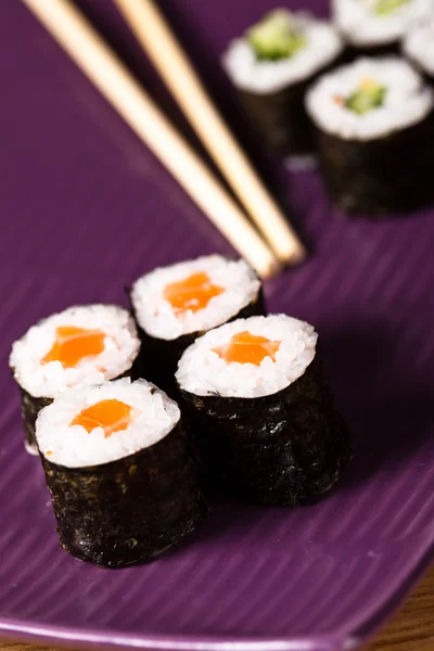 箸で皿に寿司 — ストック写真