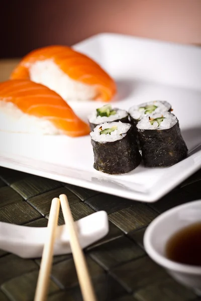 Sushi no prato com pauzinho — Fotografia de Stock