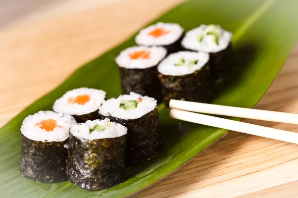 Sushi rolki na liściu — Zdjęcie stockowe