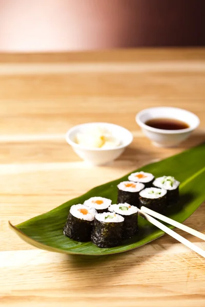 Суши-роллы на листе — стоковое фото