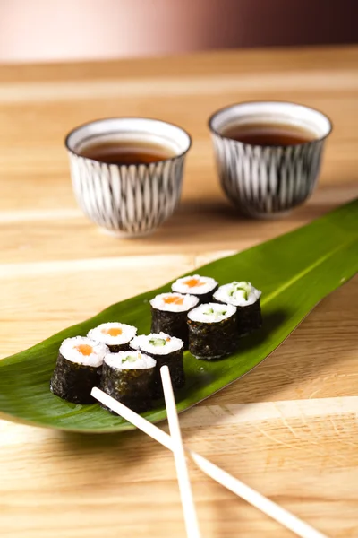 Sushi rolki na liściu — Zdjęcie stockowe