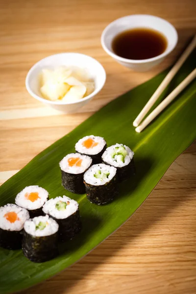 Rolos de sushi na folha — Fotografia de Stock