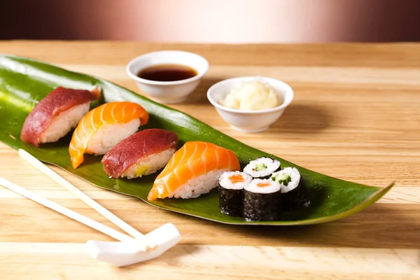 Tradycyjne japońskie jedzenie sush — Zdjęcie stockowe