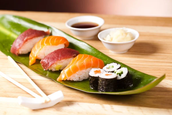 Sushi-Set zum Mittagessen — Stockfoto