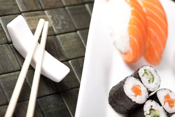 Тарелка суши, крупный план — стоковое фото