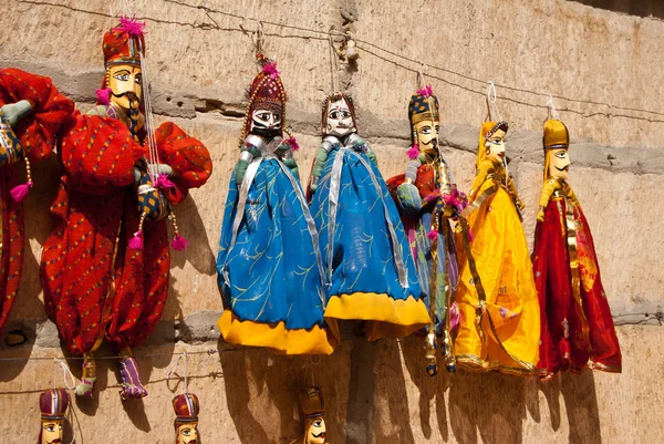Stockfoto: kleurrijke handgemaakte poppen op display te koop in jaisalmer, rajasthan. — Stockfoto