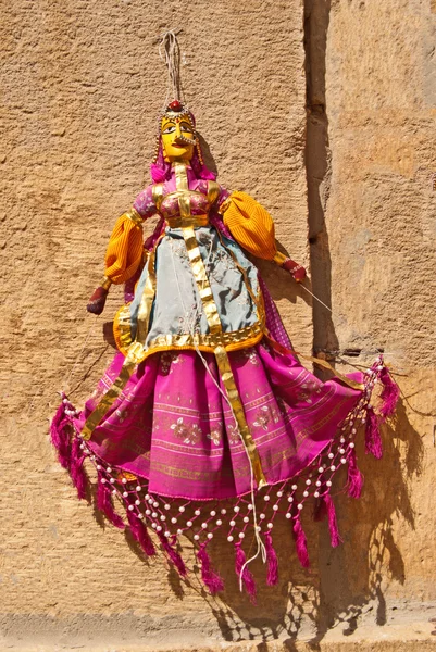 Запас фото: барвисті ляльки ручної роботи виставлені на продаж в Джайсалмер, Раджастхан. — стокове фото