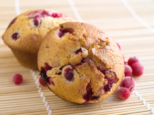 Muffins med röda vinbär — Stockfoto