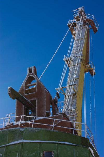 Кран против голубого неба
