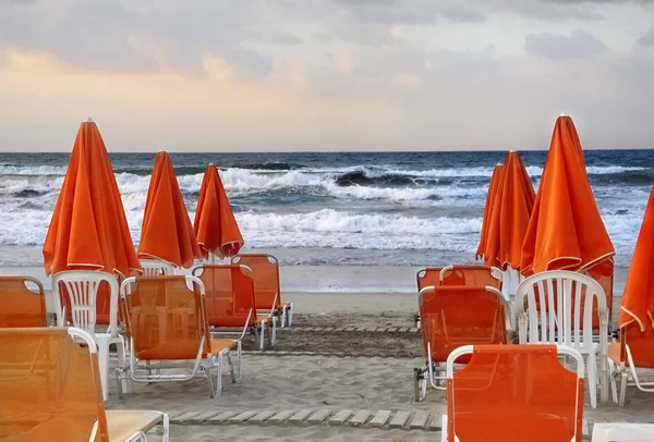 Parasols orange sur la plage — Photo