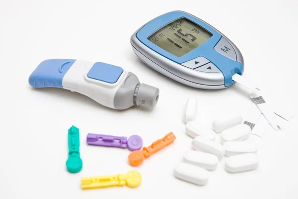Tabletták, a glükométer, a szalagok és a lancet — Stock Fotó