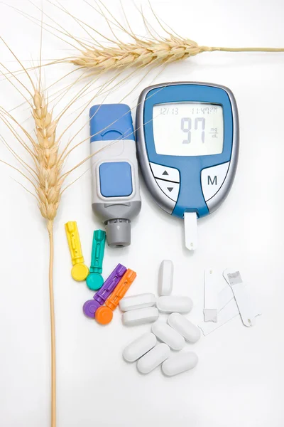 Дневник диабетика, таблетки, глюкометр и ланцет — стоковое фото