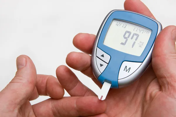 Monitor de glucosa que muestra azúcar en sangre normal Fotos de stock