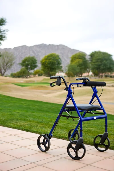 Walker ile golf sahası arka planda bir veranda üzerinde açık havada