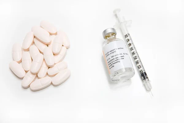 Contraste entre les pilules et l'insuline — Photo