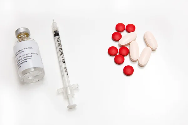 Контраст инсулина с таблетками от диабета Лицензионные Стоковые Фото