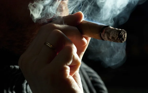 Röka cigarr — Stockfoto