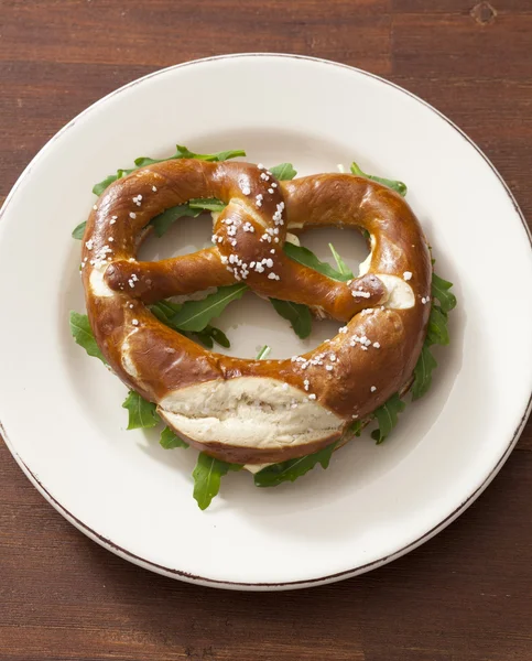 Pretzel con ensalada —  Fotos de Stock