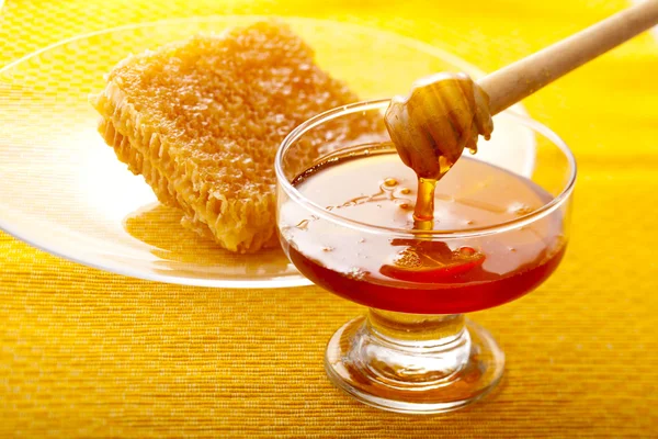 Cuchara y panal de miel —  Fotos de Stock