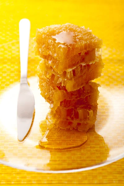Honeycomb and knife — Stock Photo, Image