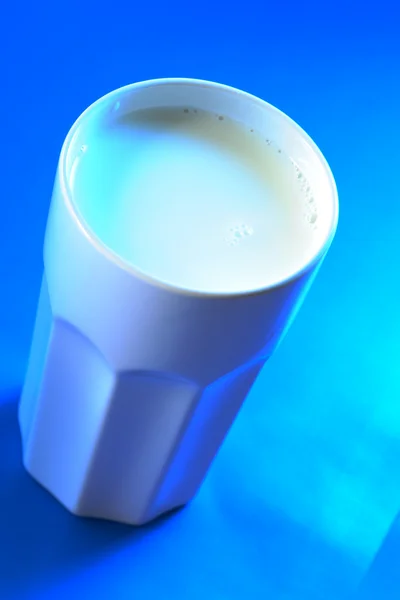 Milch im Becher — Stockfoto