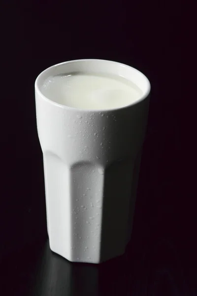 Milch im Becher — Stockfoto