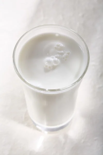 Молочный стакан — стоковое фото