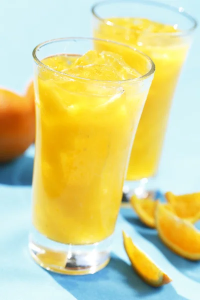 Свежевыжатый апельсиновый сок — стоковое фото
