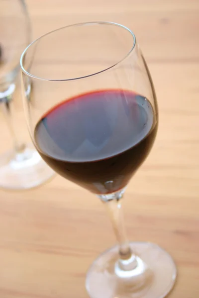 Dois copos de vinho tinto — Fotografia de Stock