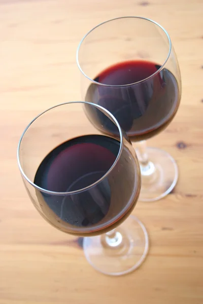 Два келихи червоного вина — стокове фото